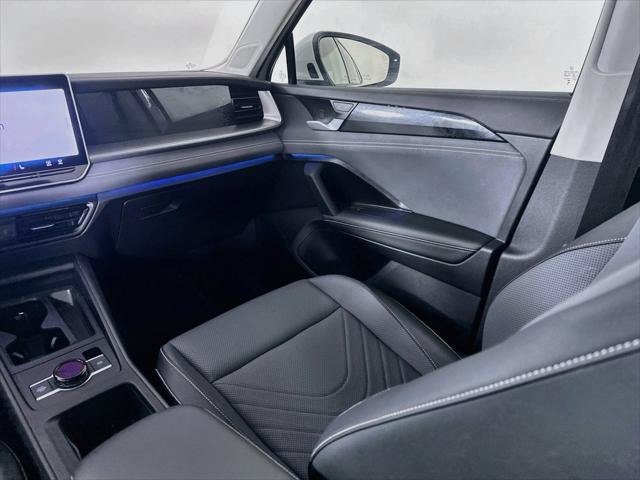 Used 2025 Volkswagen Tiguan SE AWD/4WD image 19
