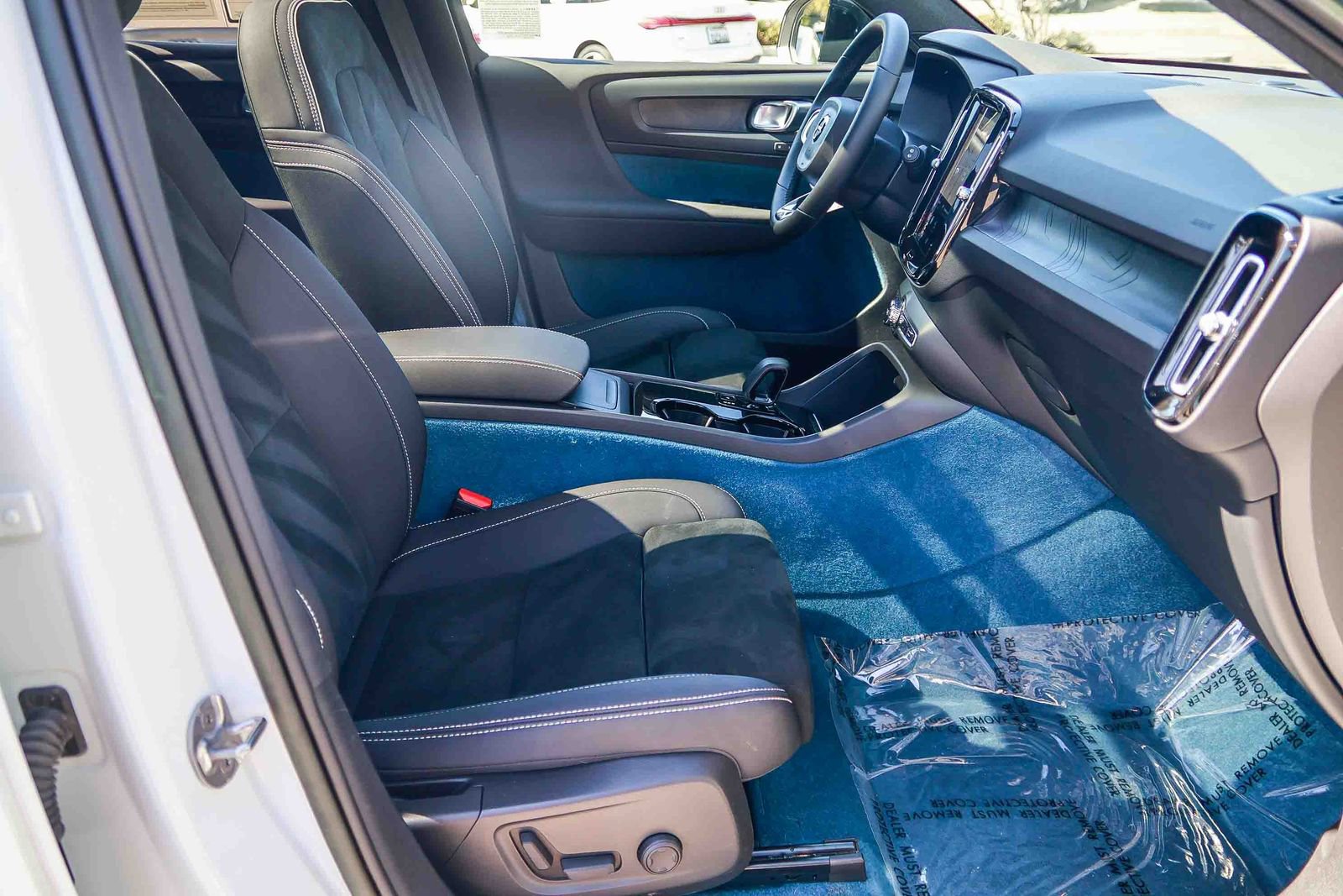 Used 2023 Volvo XC40 Recharge Plus image 19