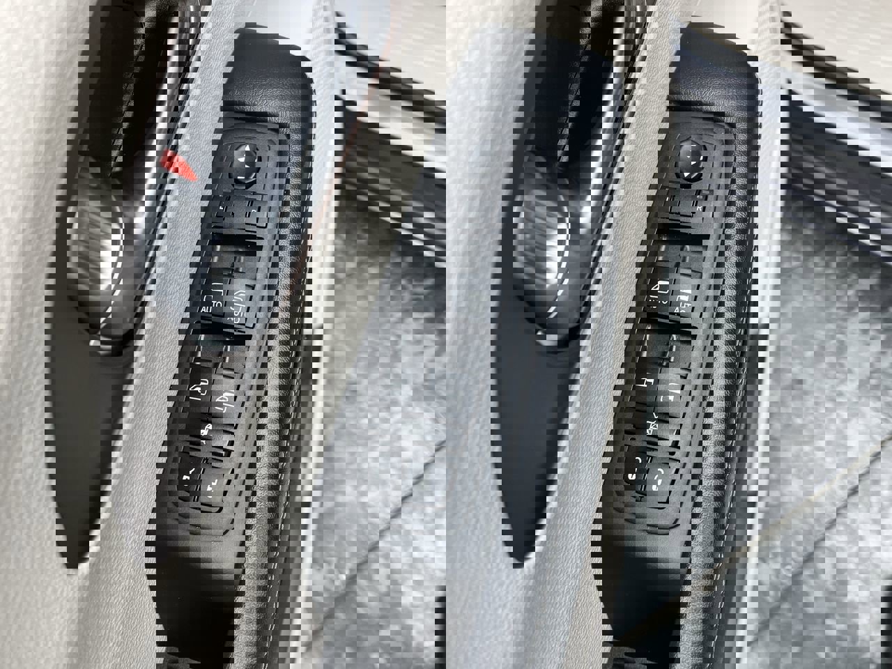 Used 2023 Chrysler Voyager LX image 7