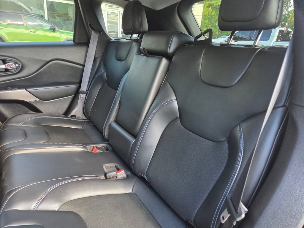 Used 2021 Jeep Cherokee Latitude Plus FWD image 23