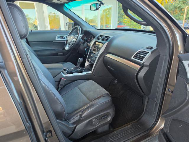 Used 2015 Ford Explorer XLT w/ Equipment Group 202A AWD/4WD image 18