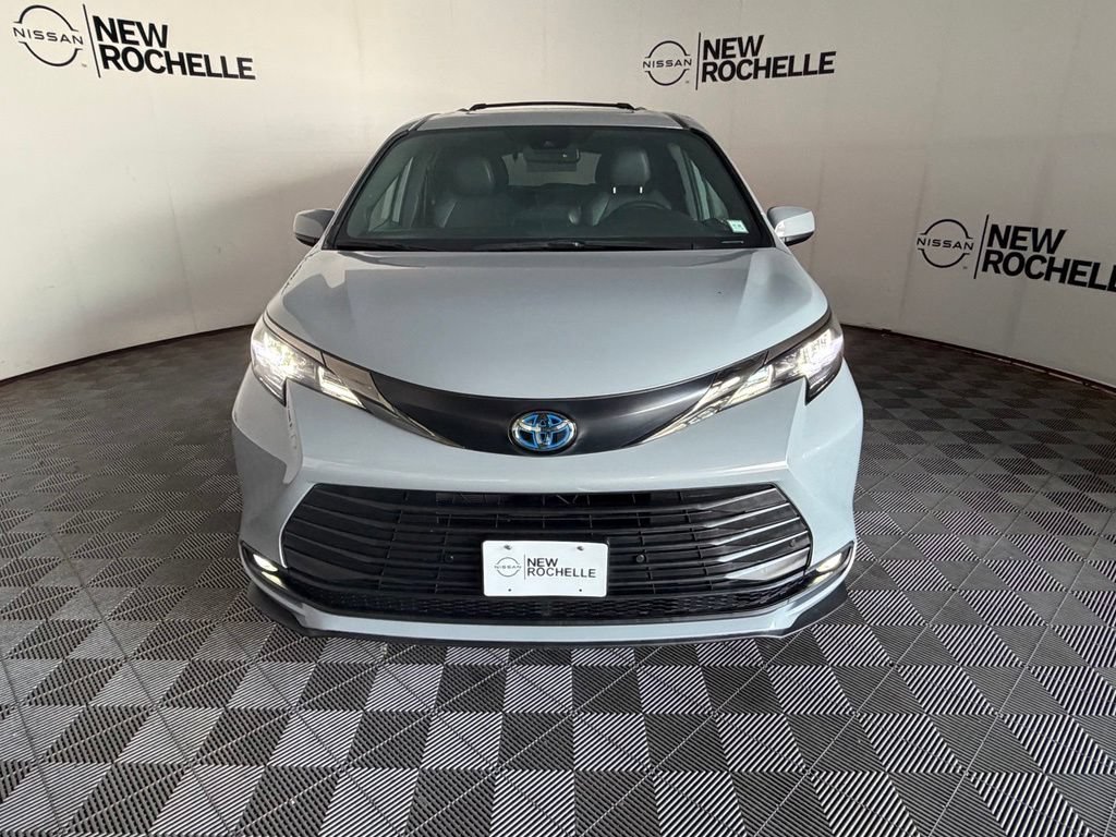 Used 2023 Toyota Sienna XLE Woodland Edition AWD/4WD image 2