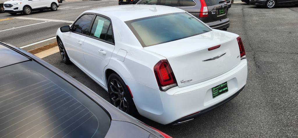 Used 2018 Chrysler 300 Touring w/ Sport Appearance Package image 4