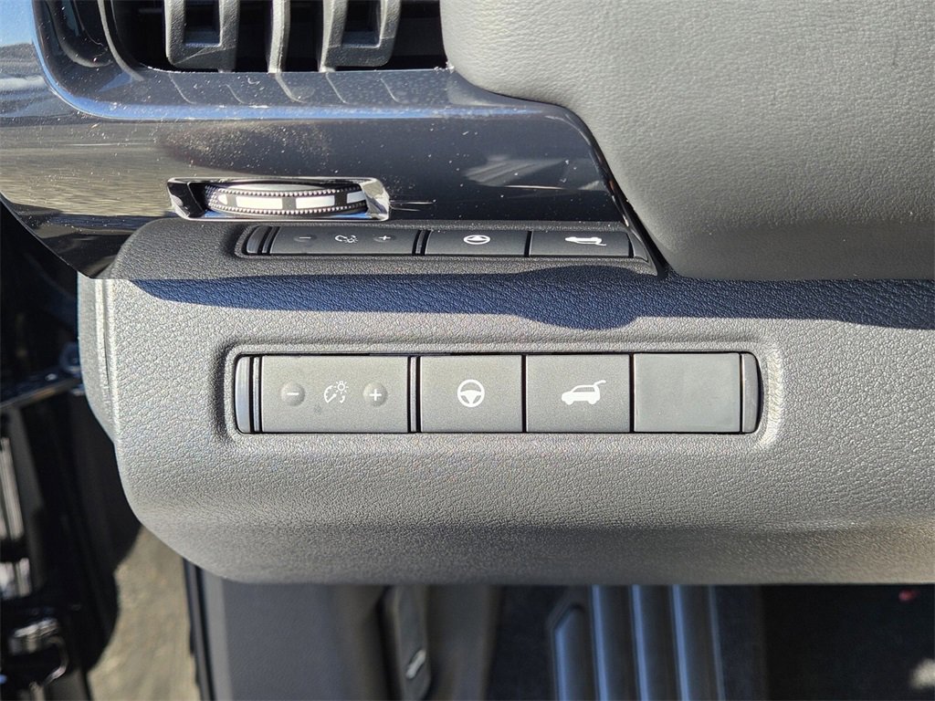 New 2025 Nissan Pathfinder SV w/ SV Premium Package image 30