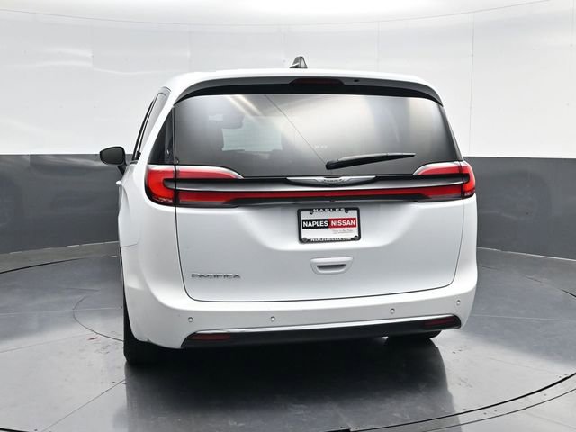 Used 2023 Chrysler Pacifica Touring-L image 4