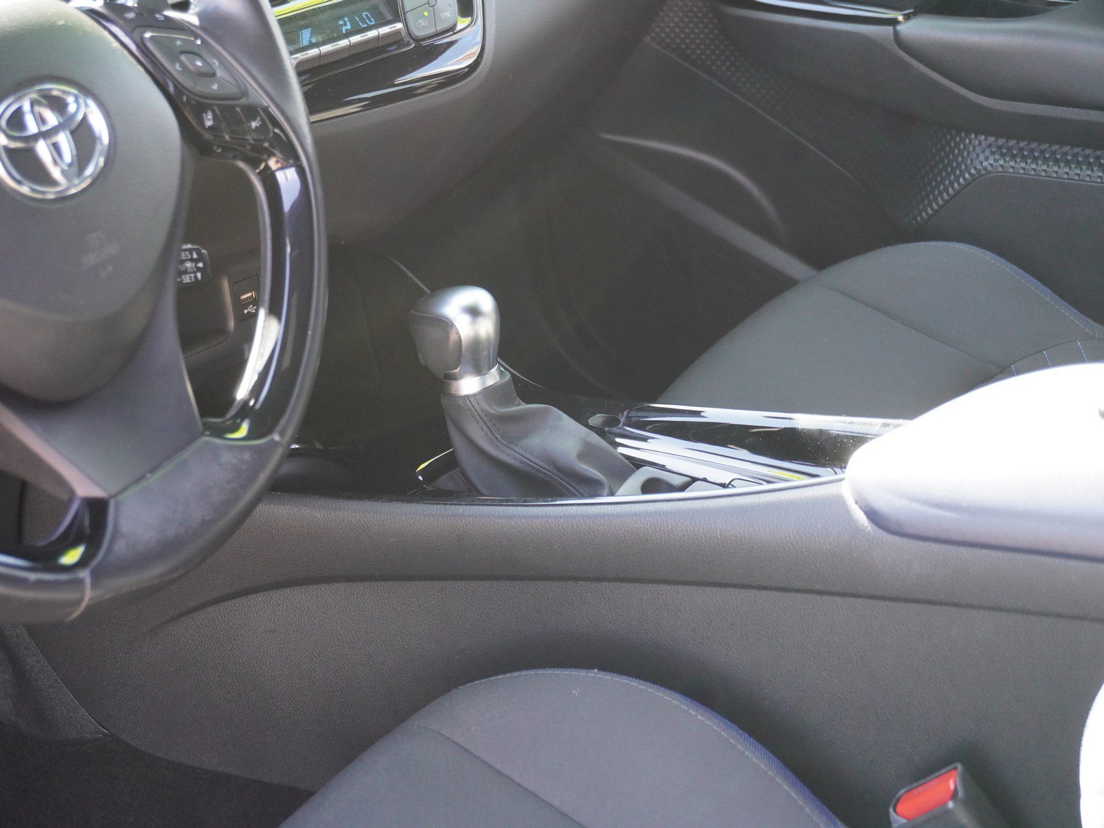 Used 2020 Toyota C-HR XLE FWD image 19