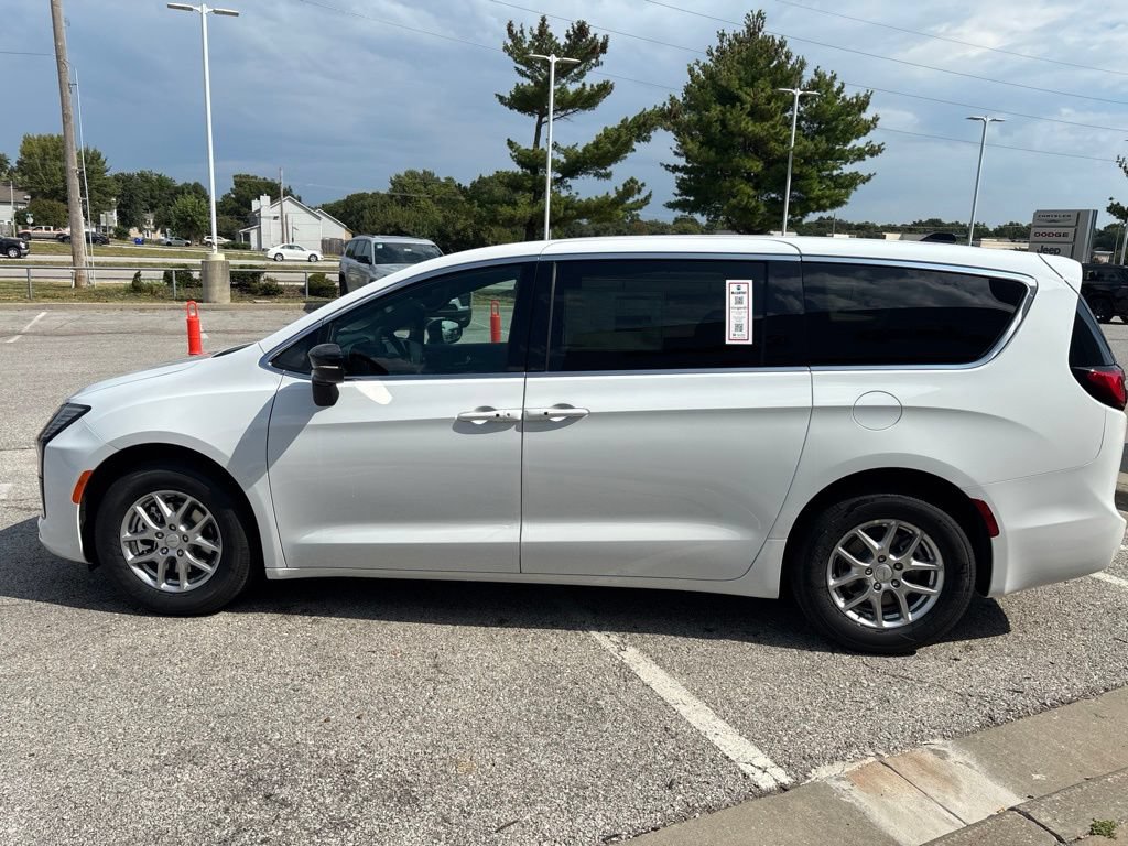 New 2027 Chrysler Pacifica Select FWD image 9