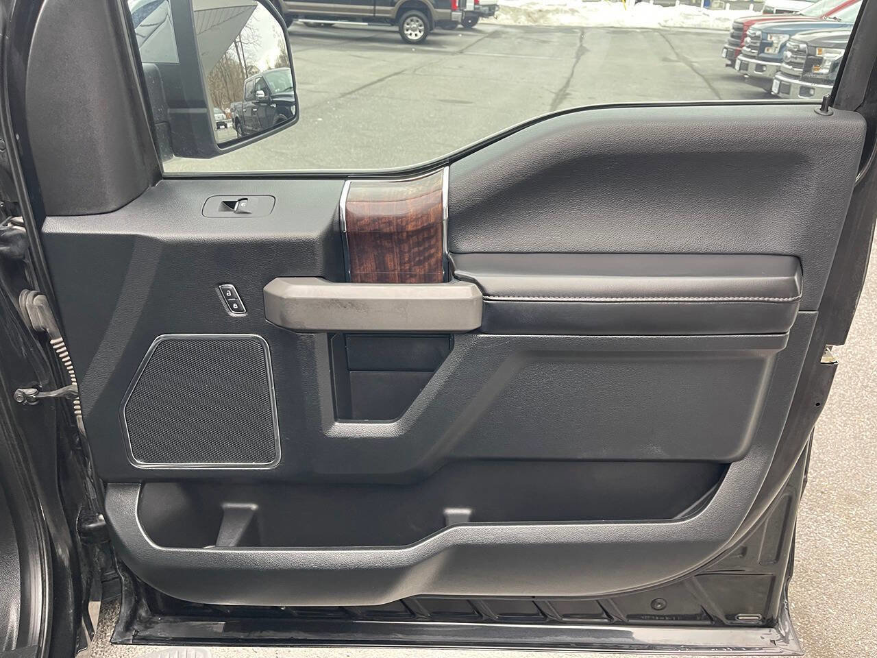 Used 2015 Ford F150 Platinum w/ Equipment Group 701A Luxury image 39