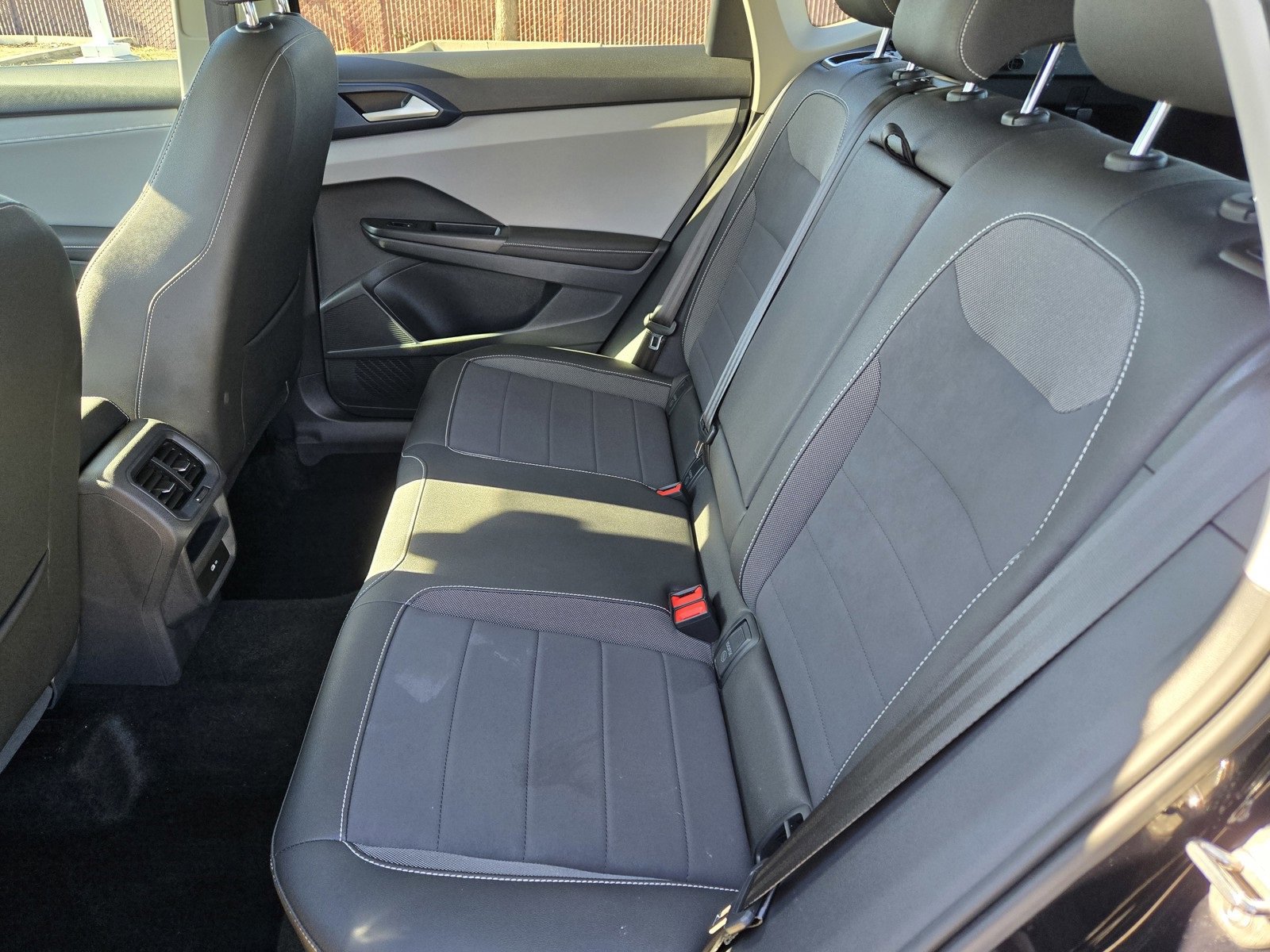 Used 2024 Volkswagen Taos SE w/ Panoramic Sunroof Package image 9