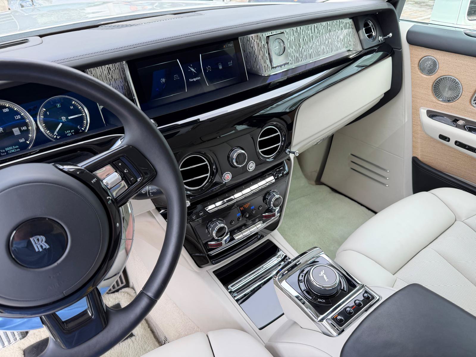 Used 2019 Rolls-Royce Phantom Sedan RWD image 37