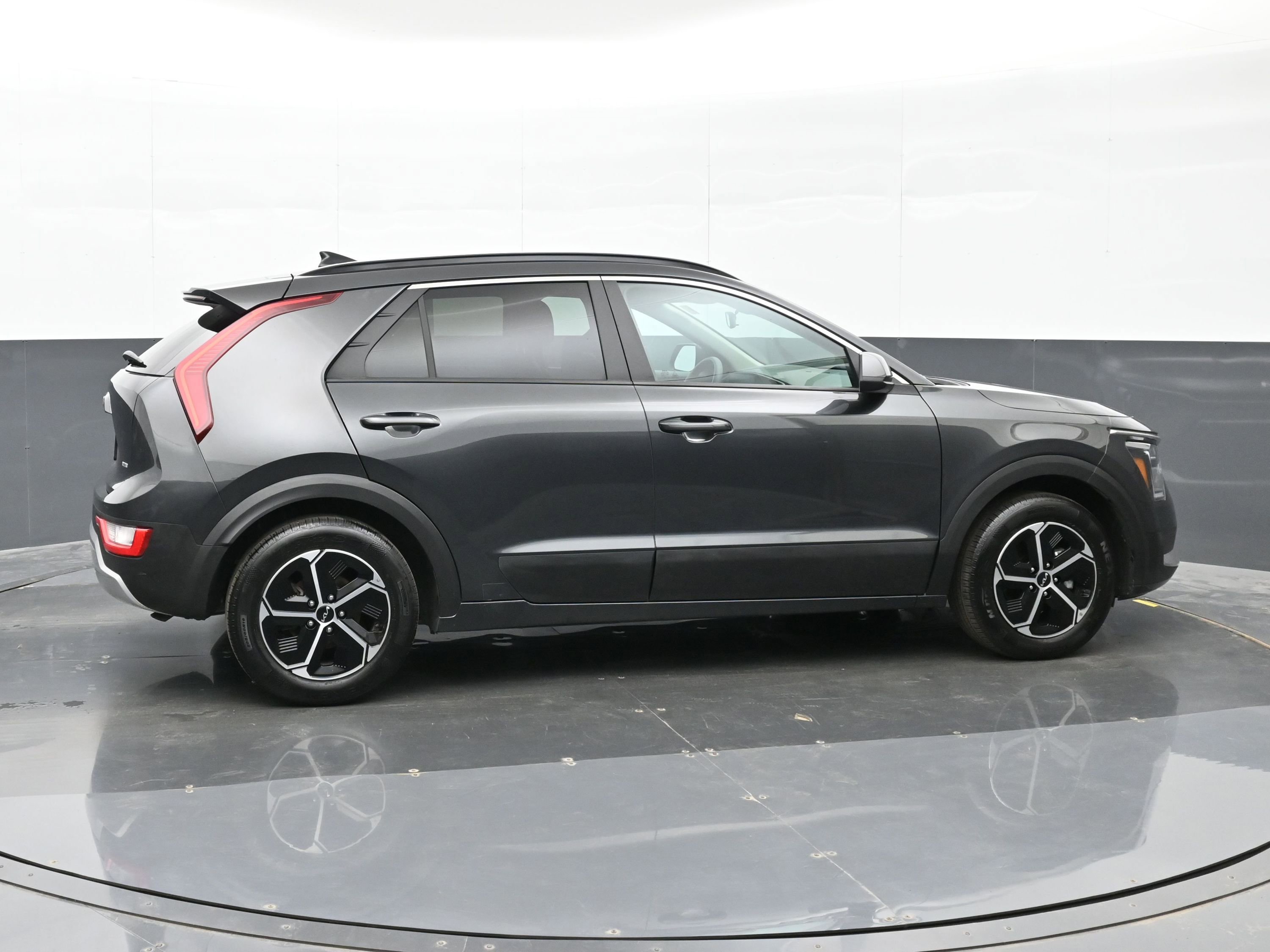 Used 2024 Kia Niro LX image 5