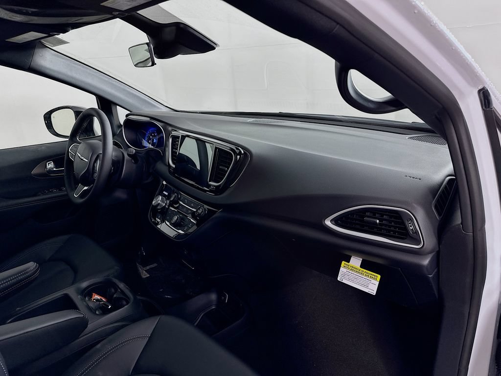 New 2026 Chrysler Voyager LX FWD image 36