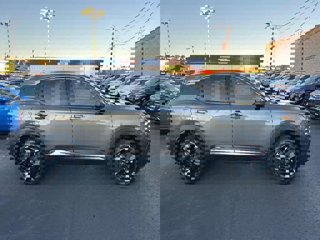 Used 2025 Nissan Kicks SR image 2