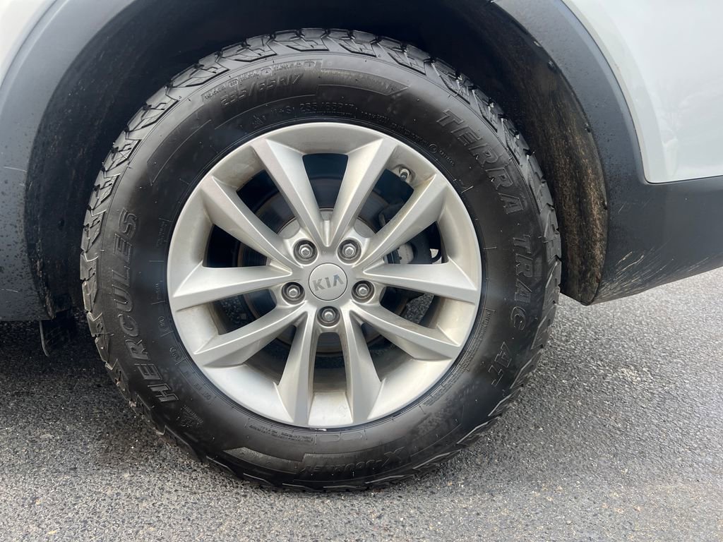 Used 2017 Kia Sorento LX image 9