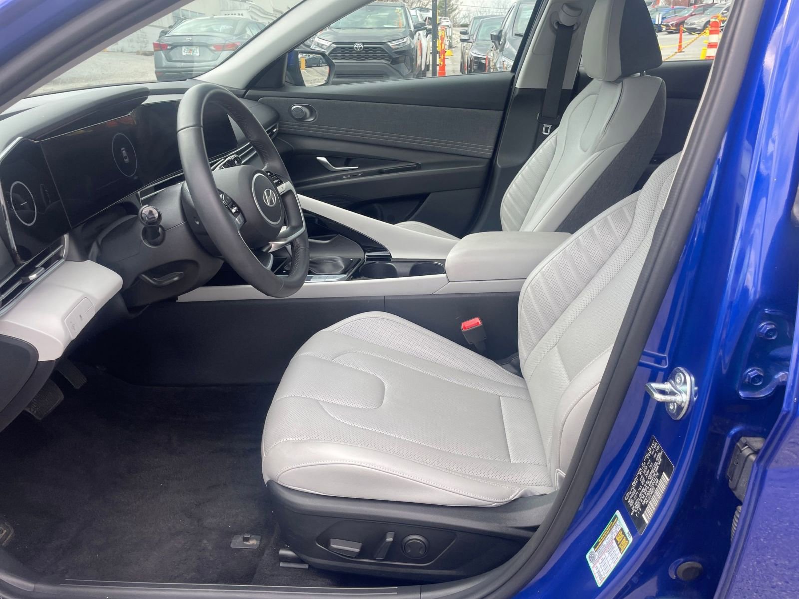 Used 2025 Hyundai Elantra Limited image 27