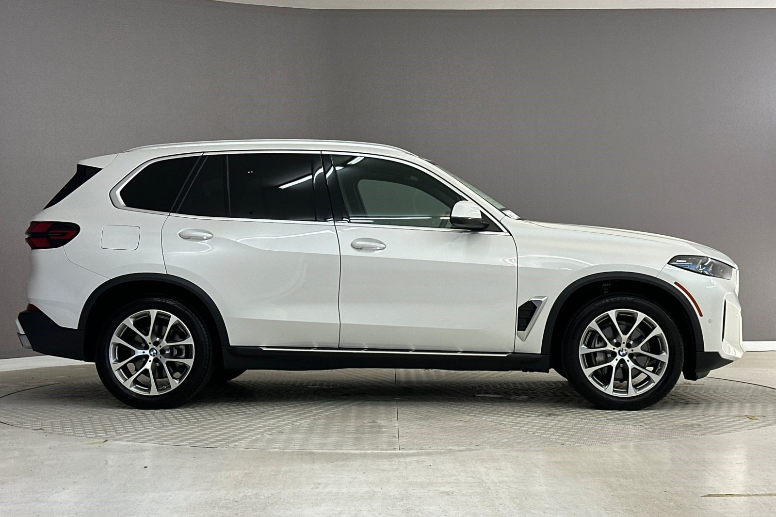 Certified 2025 BMW X5 xDrive40i w/ Parking Assistance Package AWD/4WD image 8