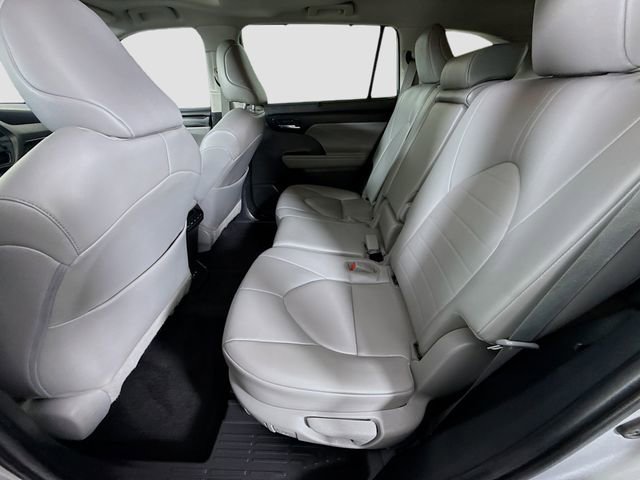Used 2022 Toyota Highlander XLE FWD image 24