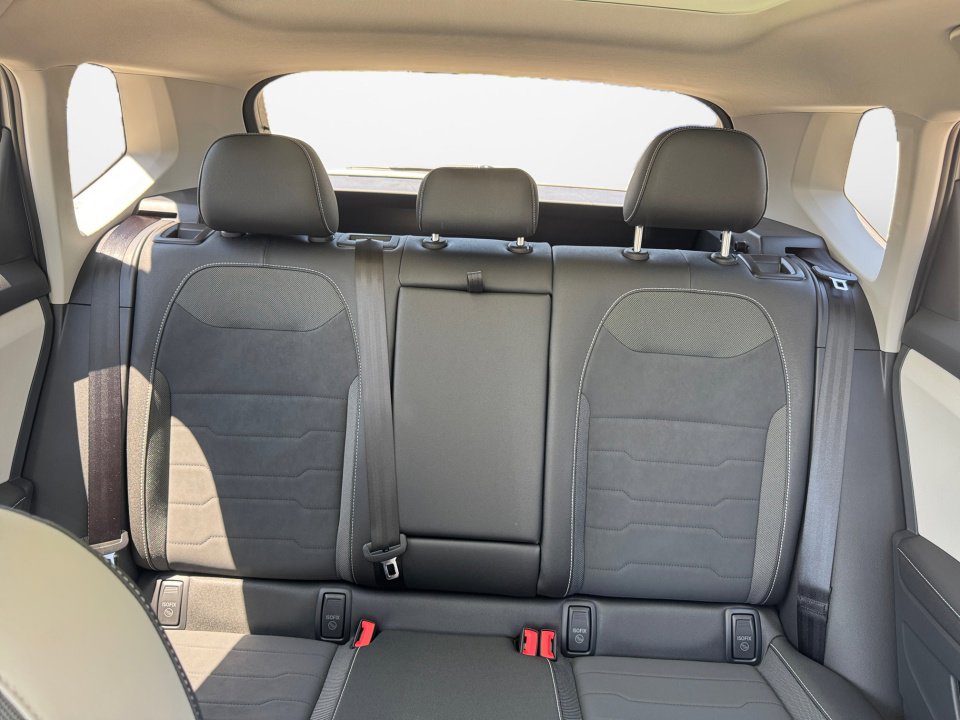 Used 2025 Volkswagen Taos SE w/ Panoramic Sunroof Package image 12