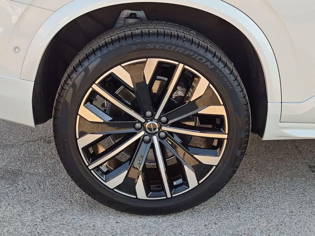 Certified 2026 Volvo XC90 B6 Plus AWD/4WD image 9
