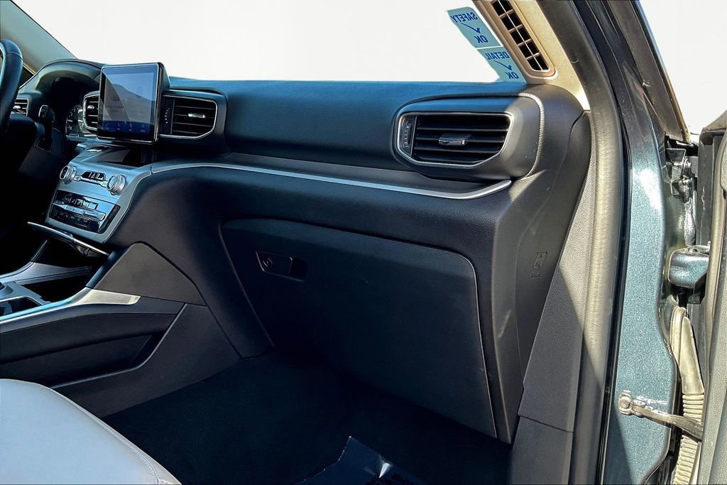 Used 2022 Ford Explorer XLT w/ Equipment Group 202A image 8