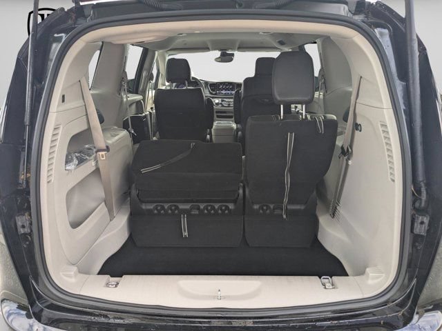 Used 2024 Chrysler Pacifica Touring-L FWD image 11