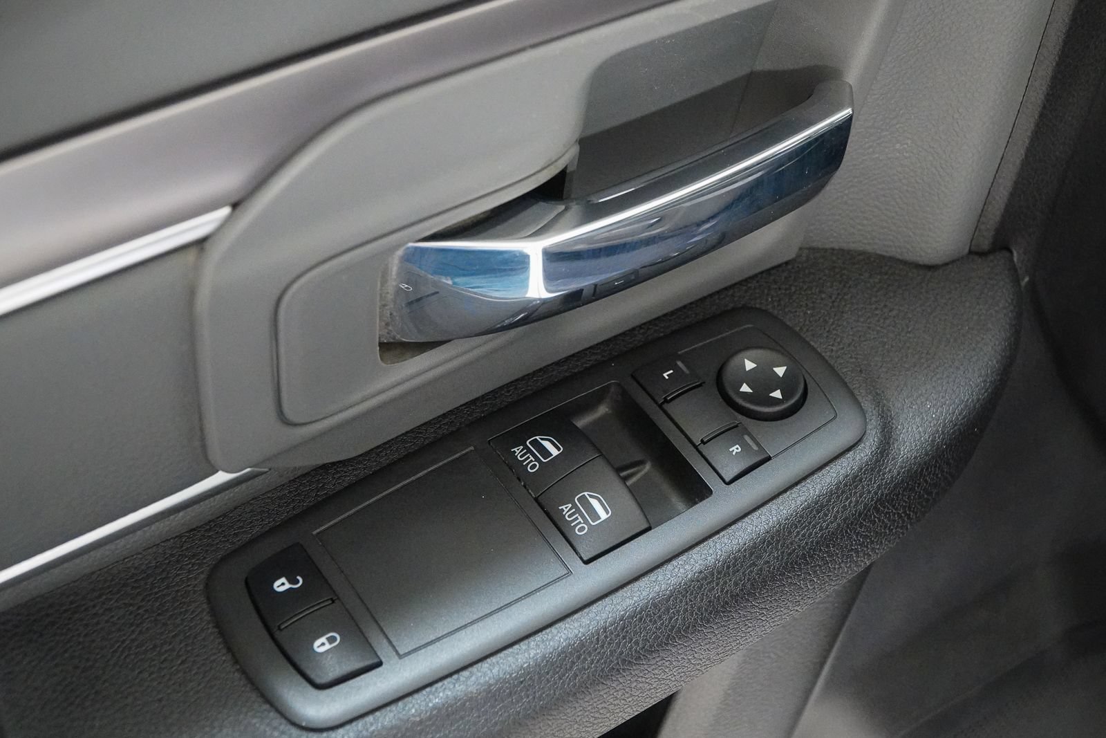 Used 2022 RAM 1500 Classic SLT AWD/4WD image 19