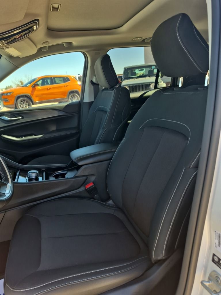 Used 2023 Jeep Grand Cherokee Laredo X image 21