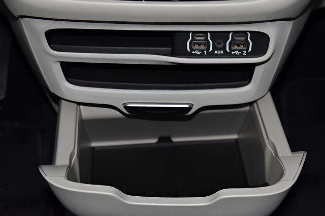 Used 2023 Chrysler Voyager LX FWD image 18