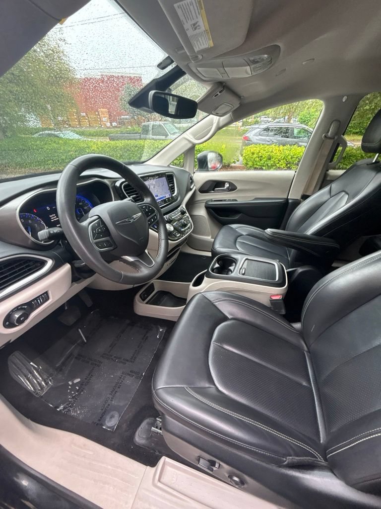 Used 2023 Chrysler Pacifica Touring-L FWD image 12