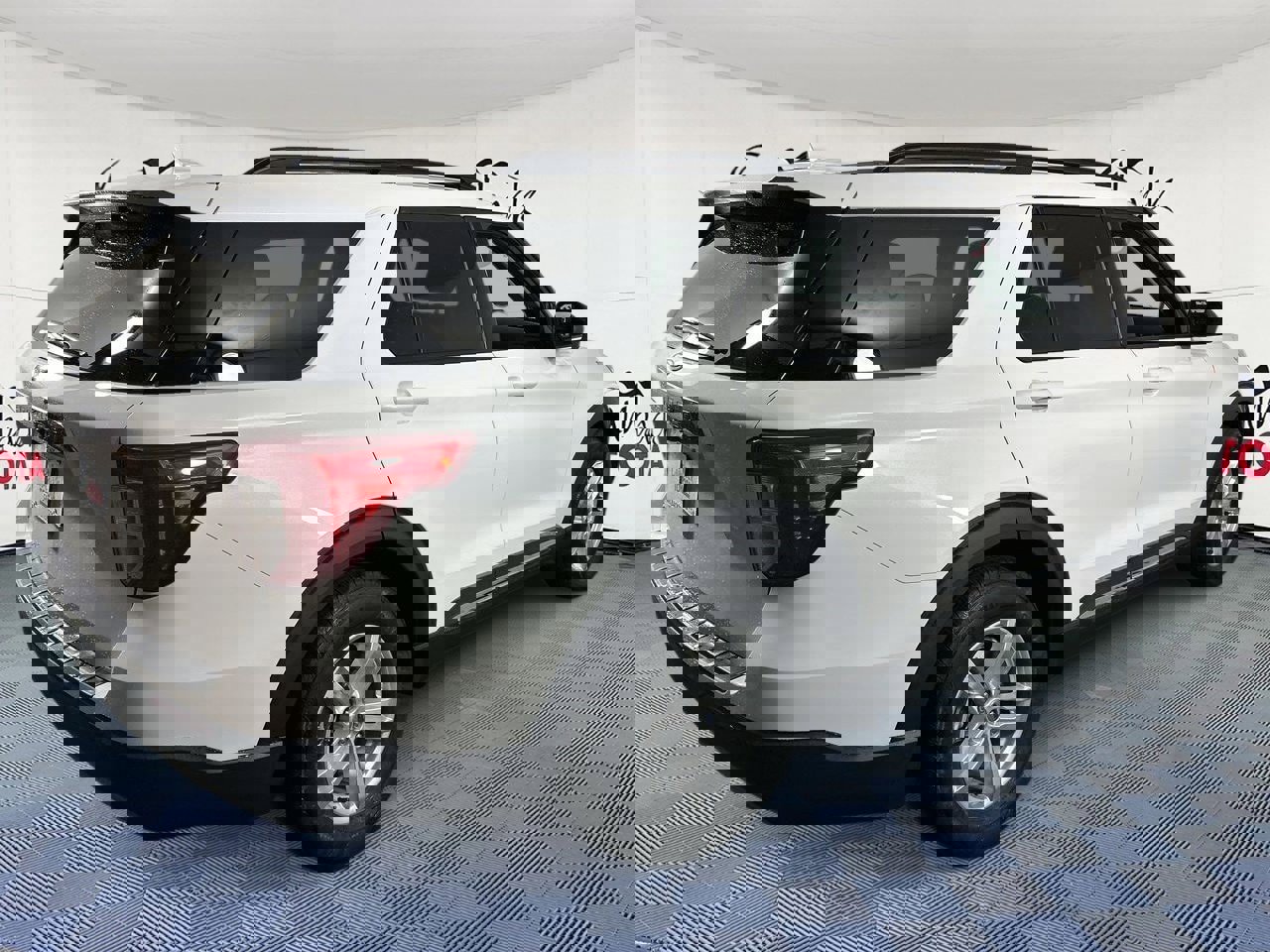 Used 2022 Ford Explorer XLT w/ Equipment Group 202A image 8