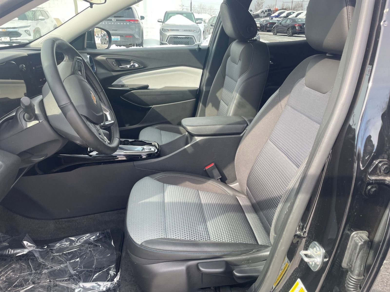 Used 2025 Chevrolet Trax LT w/ LT Convenience Package image 24