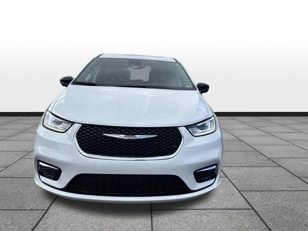 Used 2024 Chrysler Pacifica Limited AWD/4WD image 2