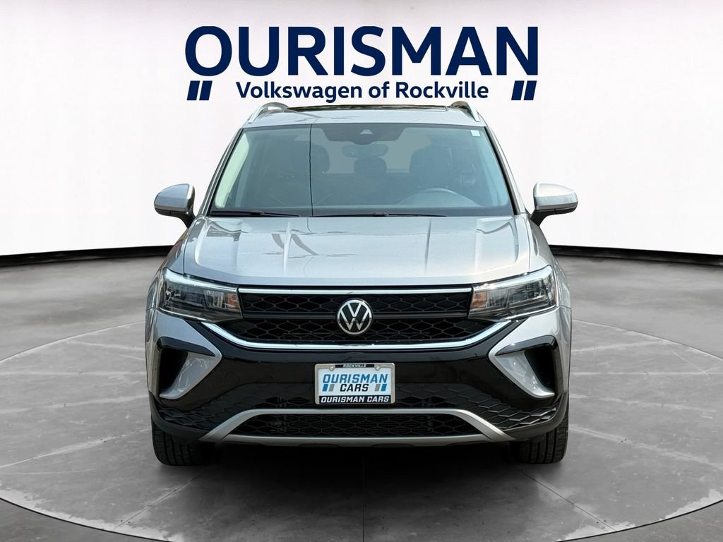 Used 2023 Volkswagen Taos SE w/ Panoramic Sunroof Package FWD image 8