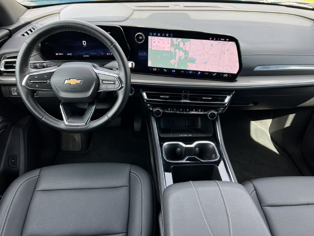 Used 2026 Chevrolet Traverse LT AWD/4WD image 2