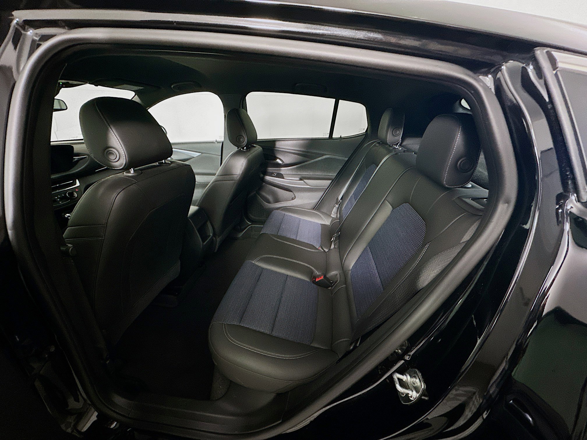 Used 2025 Buick Envista Preferred image 27