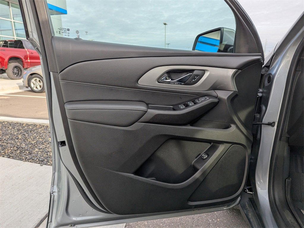 Used 2023 Chevrolet Traverse LT w/ Rear Camera Mirror Package image 10
