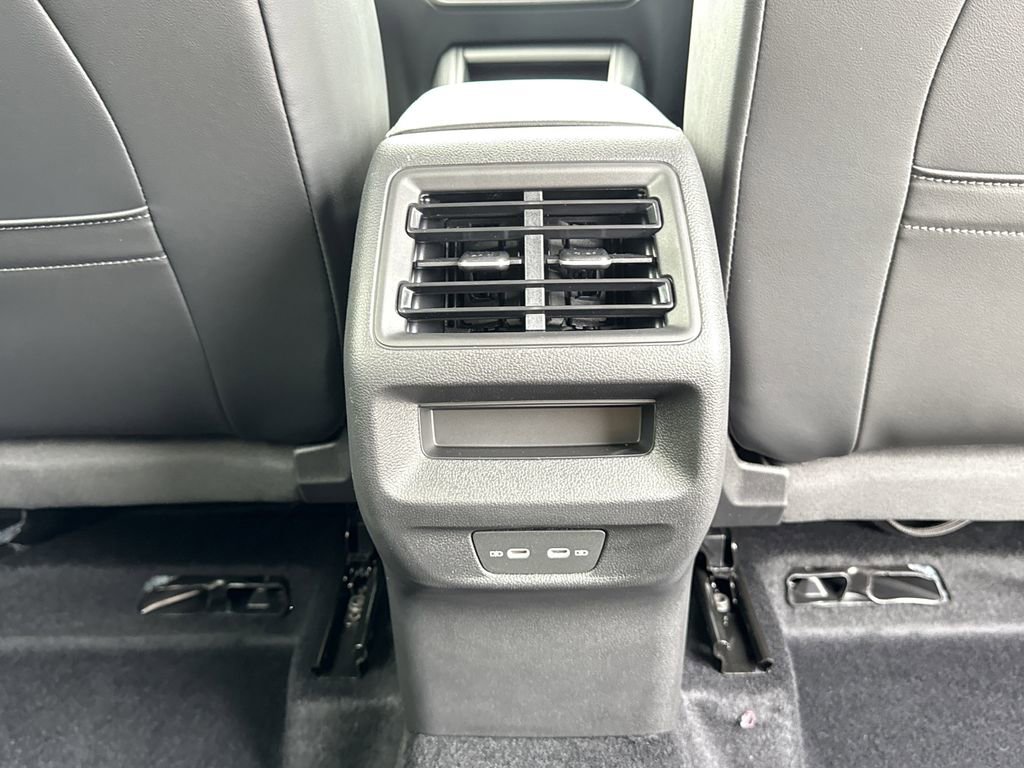 New 2025 Volkswagen Tiguan SE image 24