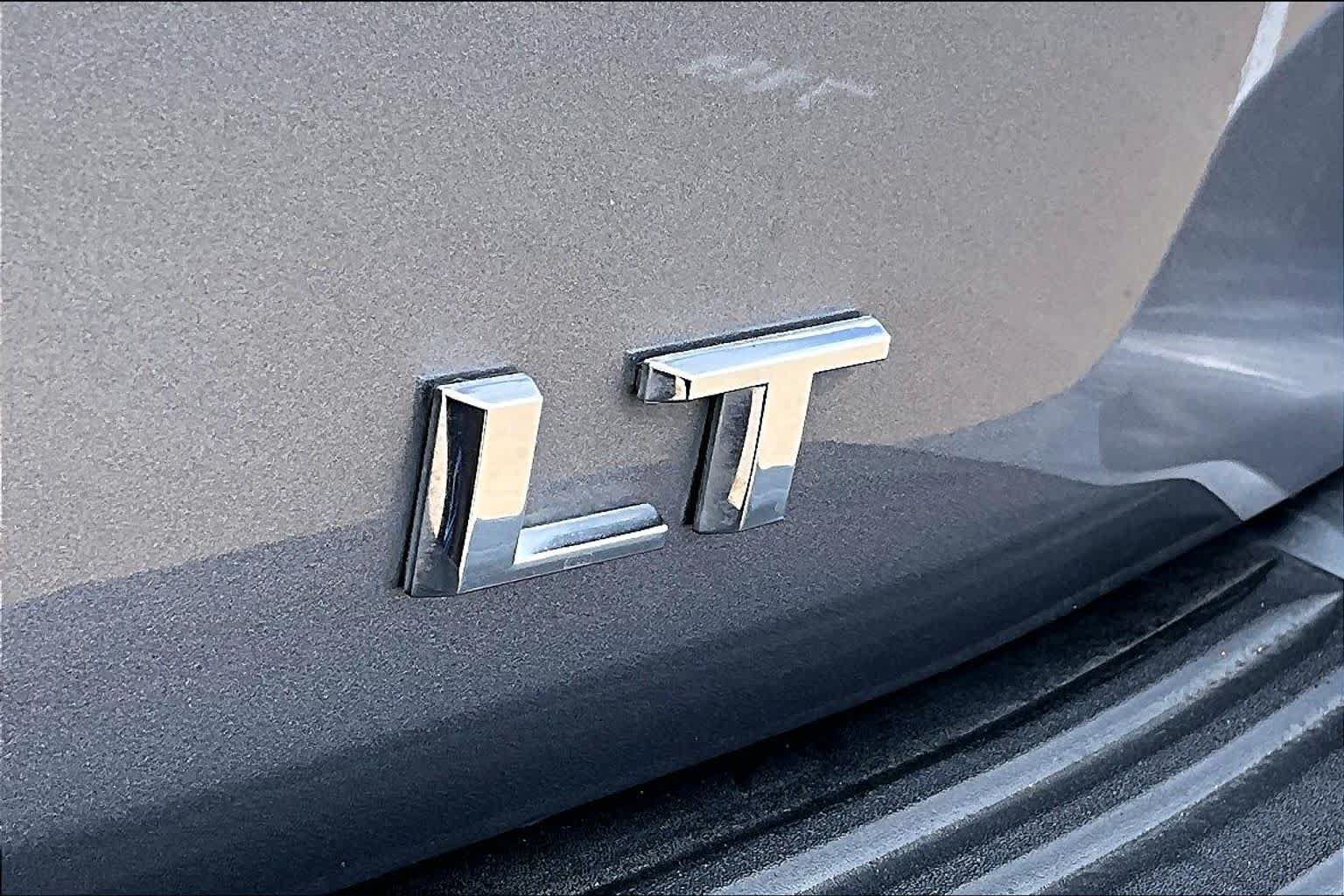 Used 2022 Chevrolet Suburban LT w/ Luxury Package RWD image 10
