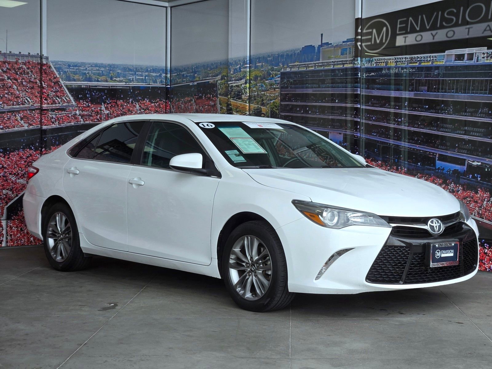 Used 2016 Toyota Camry SE image 1