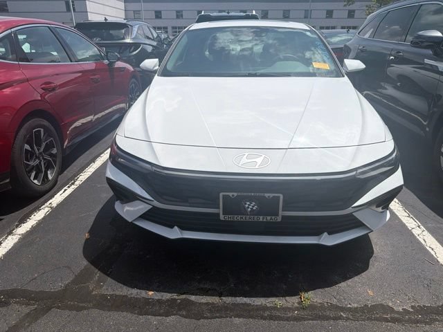 Used 2024 Hyundai Elantra SEL w/ Convenience Package FWD image 3