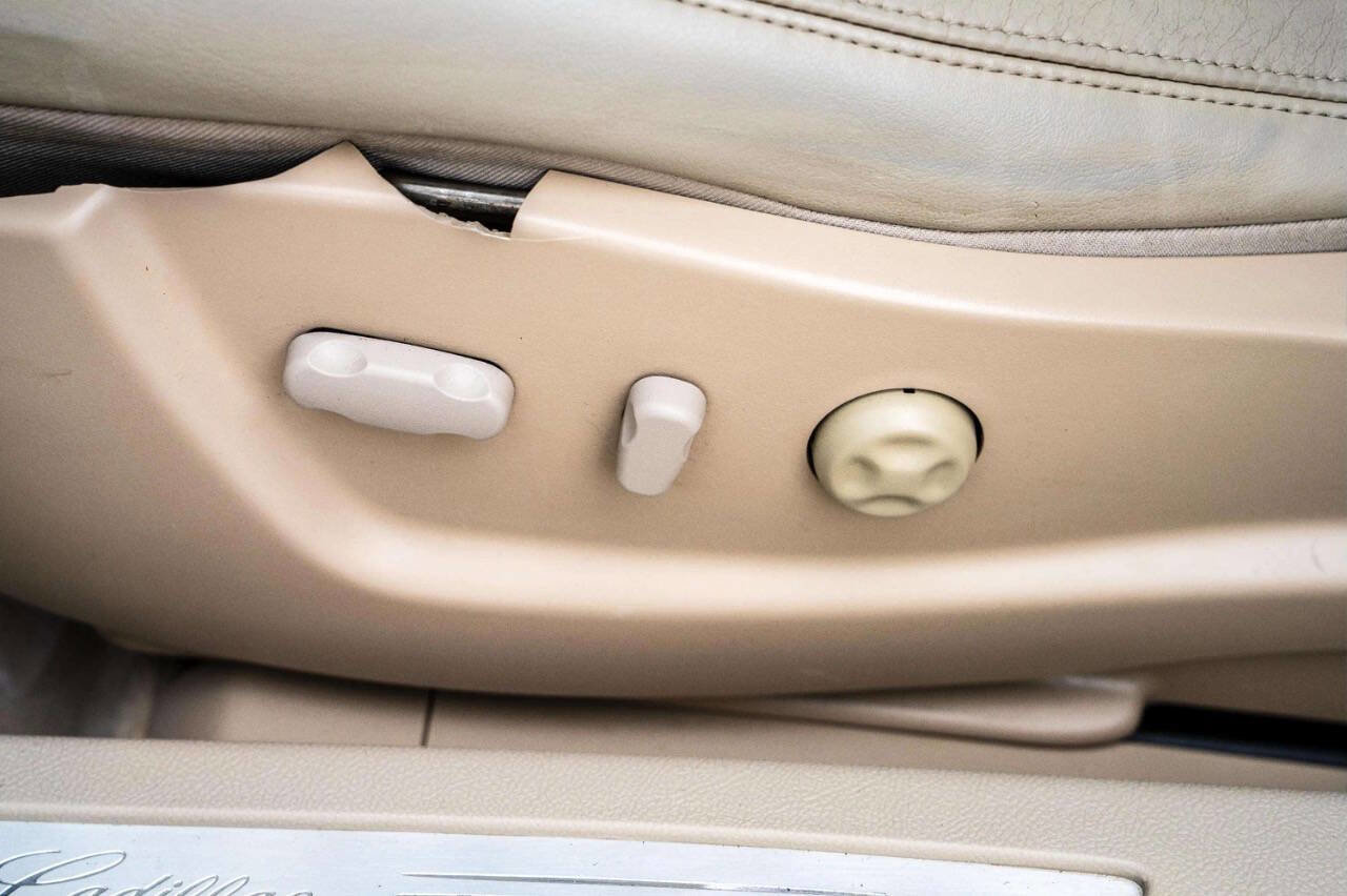Used 2008 Cadillac DTS Luxury II w/ Sun And Sound Package image 22