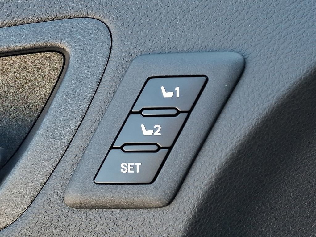 Used 2025 Toyota Sienna Platinum image 26