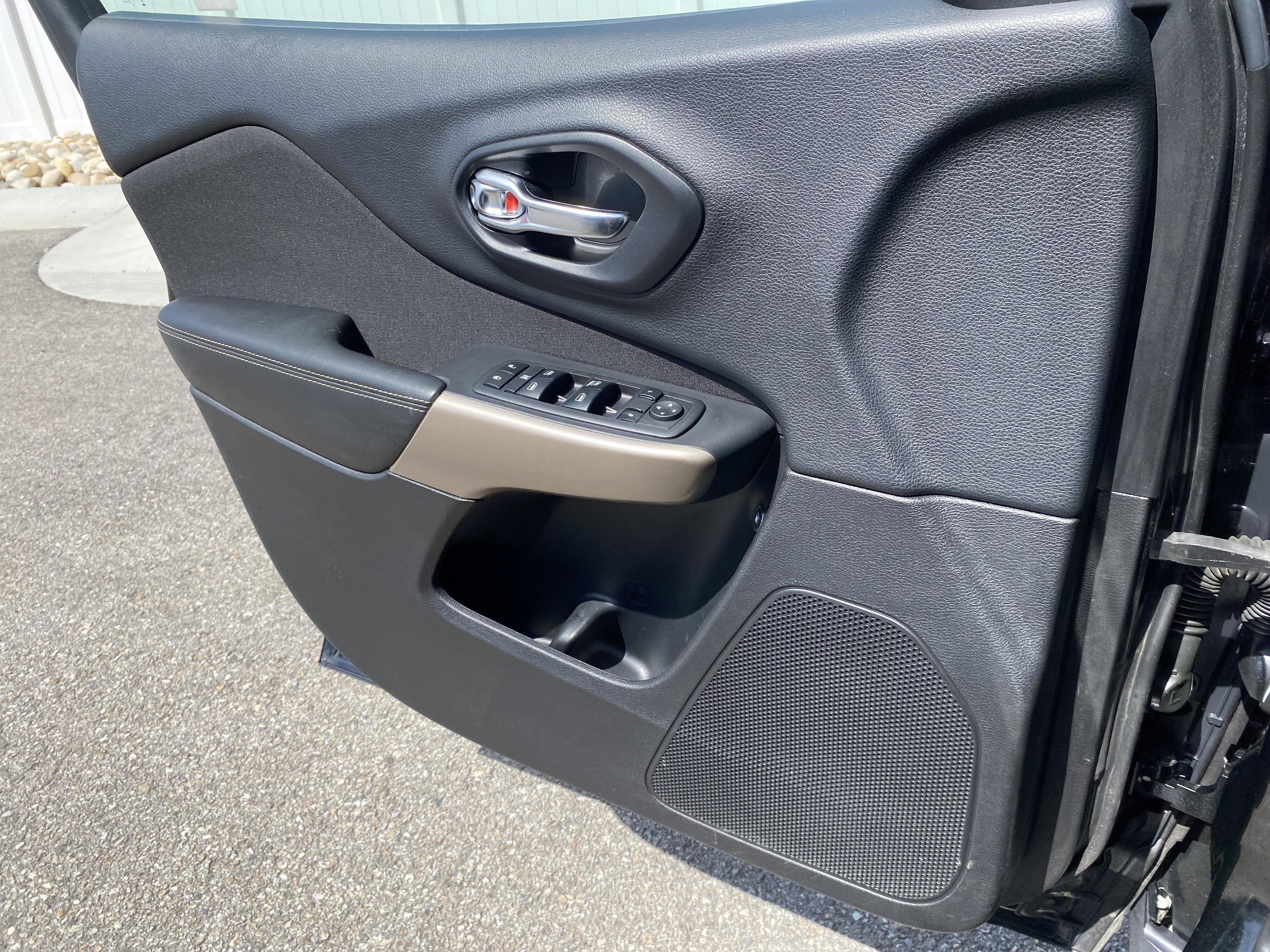 Used 2018 Jeep Cherokee Latitude FWD image 17