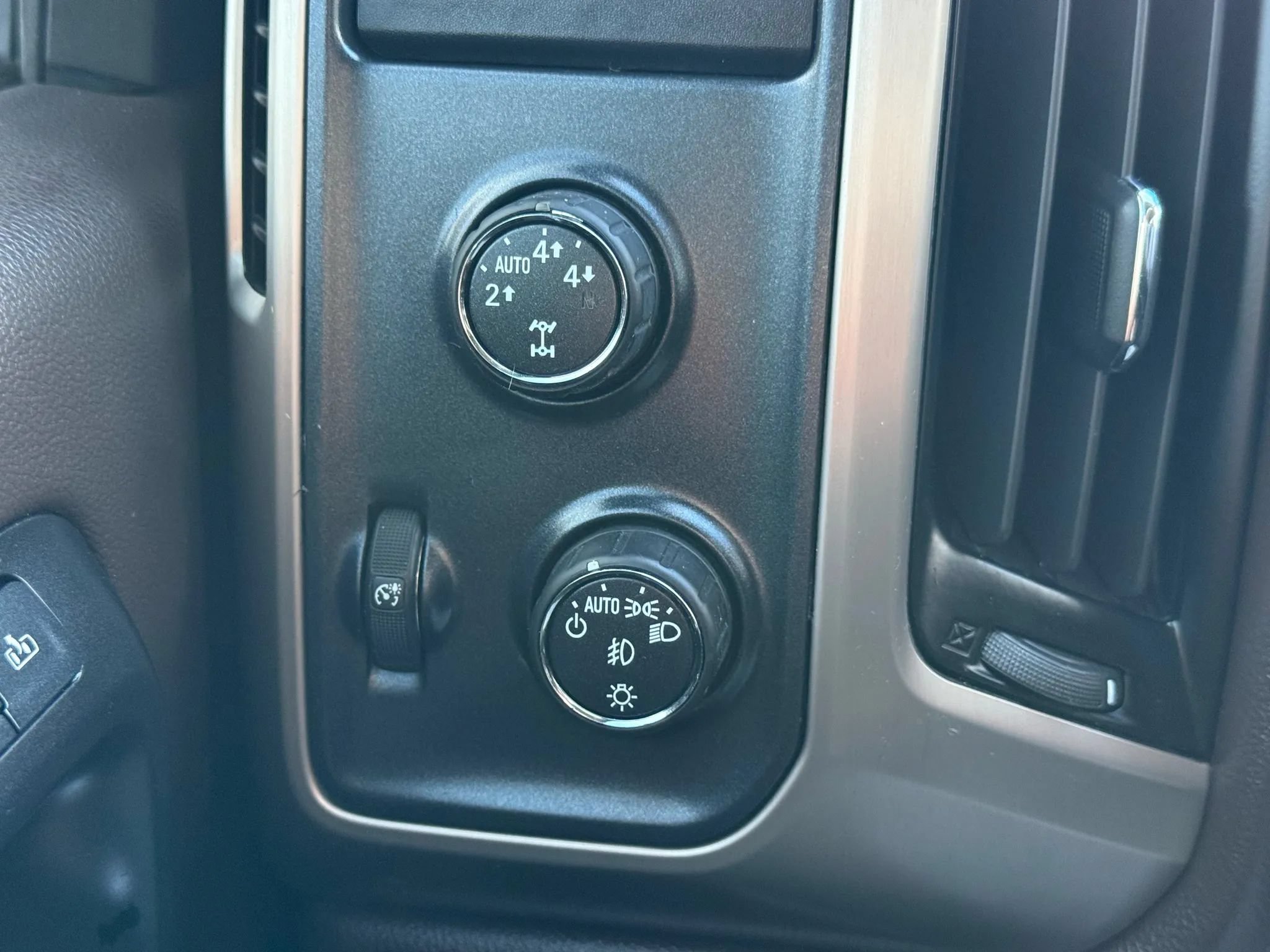 Used 2014 GMC Sierra 1500 Denali w/ Suspension Package, Off-Road AWD/4WD image 21