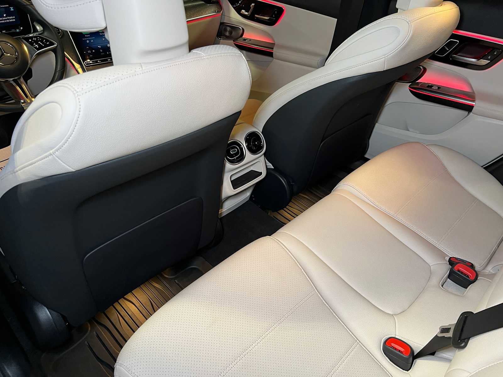 Used 2025 Mercedes-Benz GLC 300 4MATIC image 19