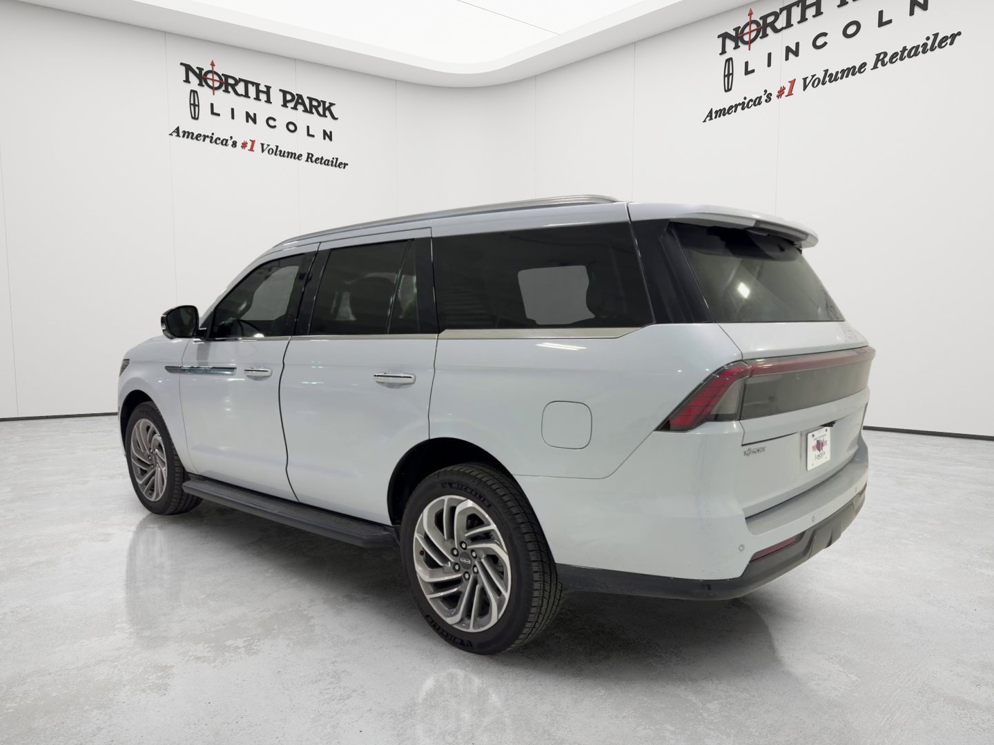 Used 2026 Lincoln Navigator Premiere AWD/4WD image 3