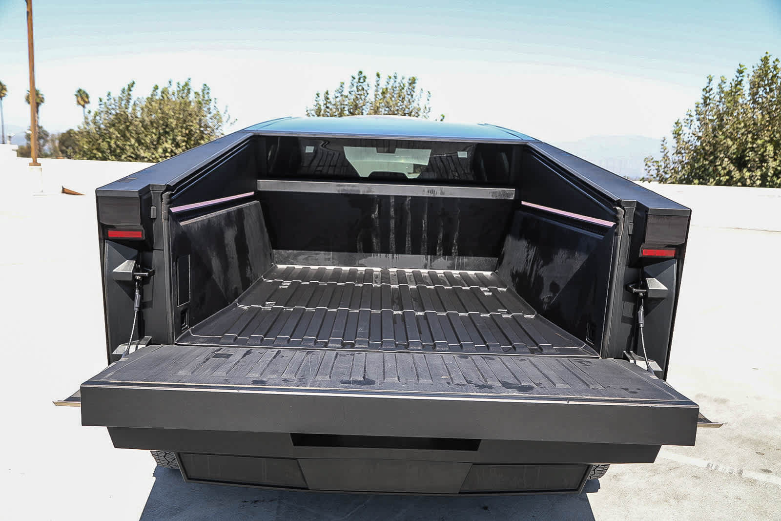 Used 2025 Tesla Cybertruck AWD Crew Cab image 24