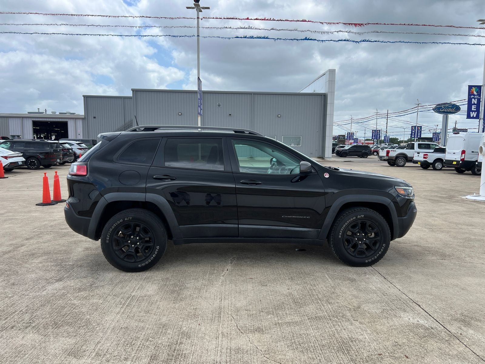 Used 2020 Jeep Cherokee Trailhawk w/ Comfort/Convenience Group AWD/4WD image 2