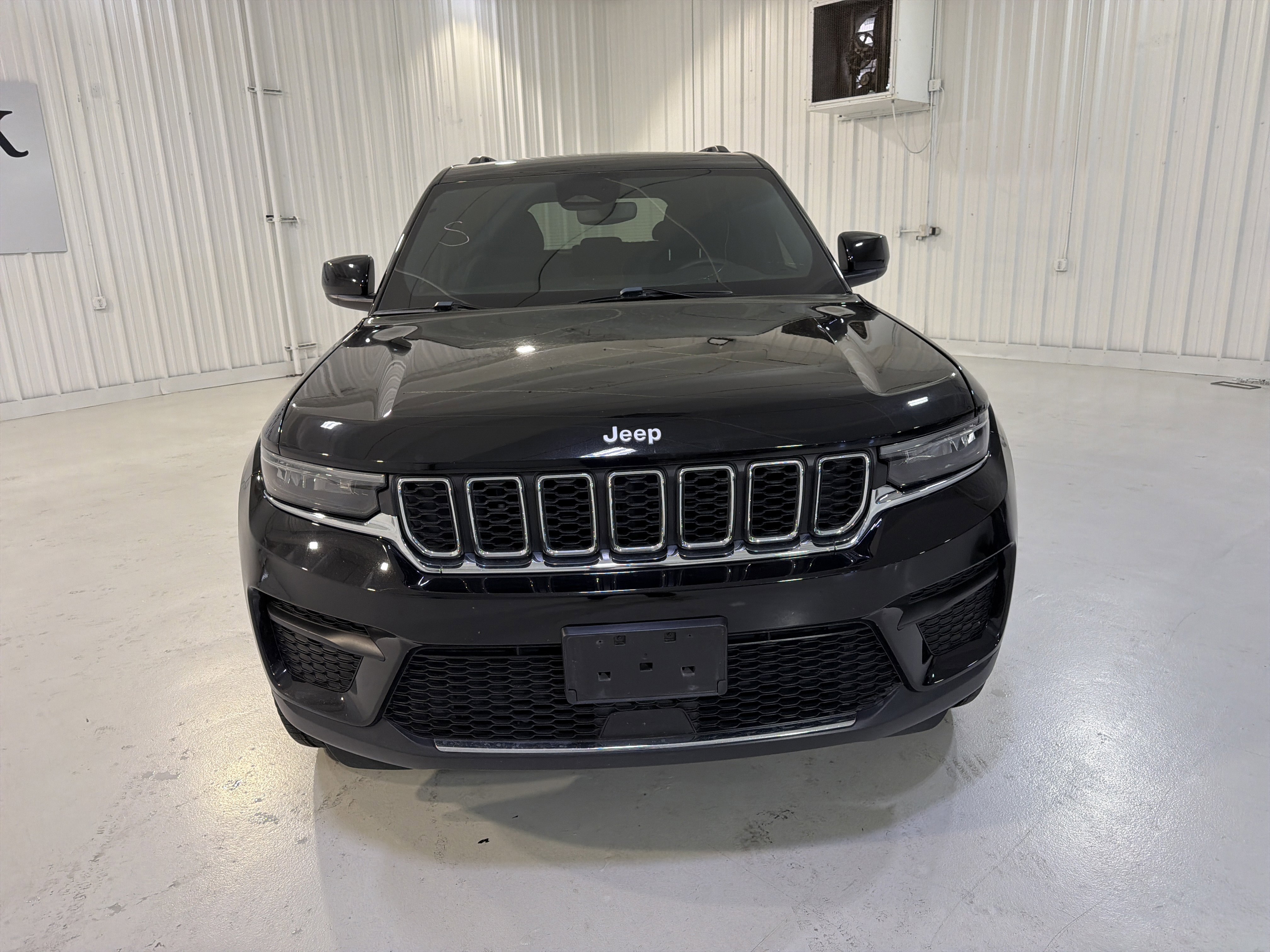 Used 2024 Jeep Grand Cherokee Laredo AWD/4WD image 8