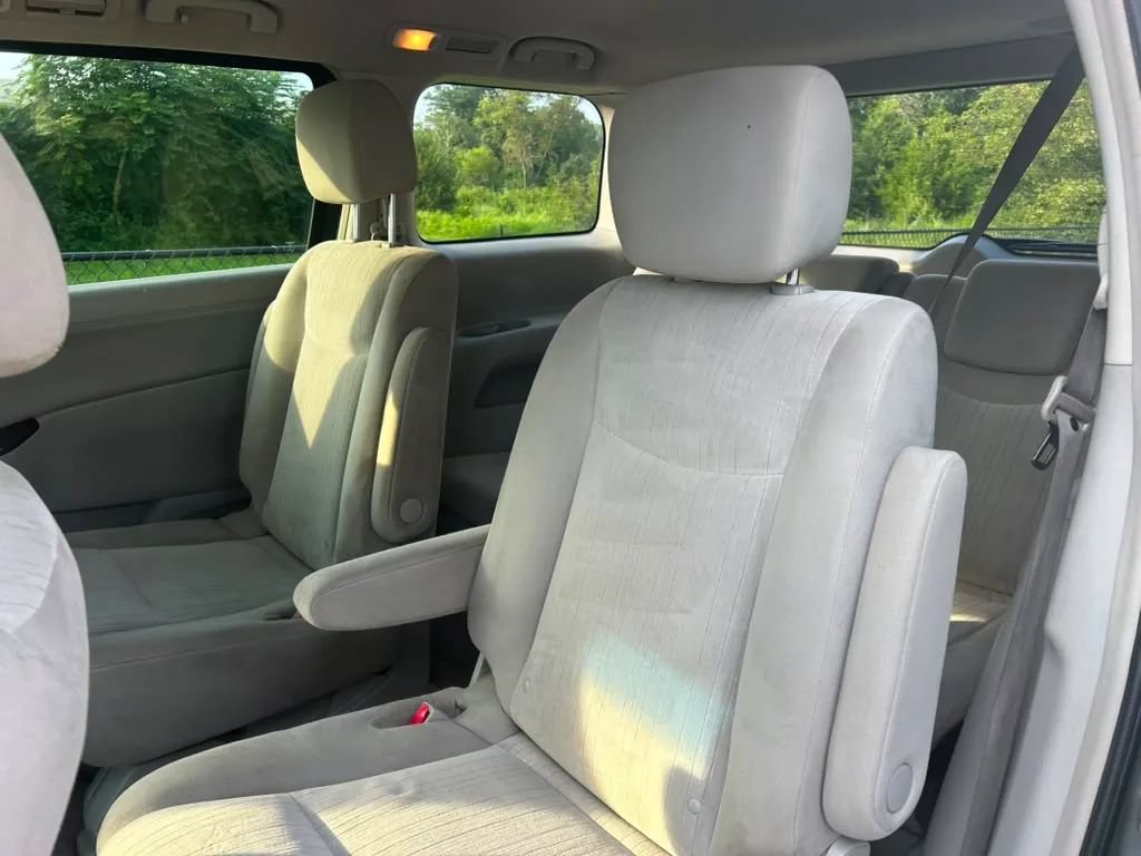 Used 2012 Nissan Quest SV FWD image 7